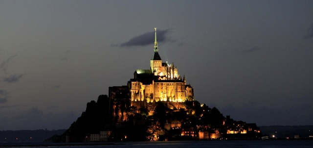 Le Mont Saint-Michel, la nuit