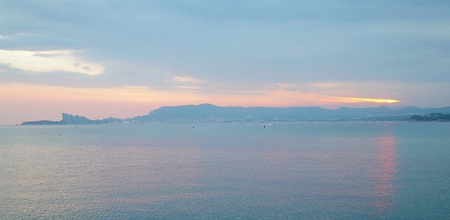 Panorama sur La Seyne-sur-Mer depuis la mer