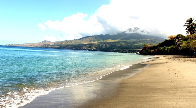 Le Mont Pelée depuis l'une des plages de Martinique © DR