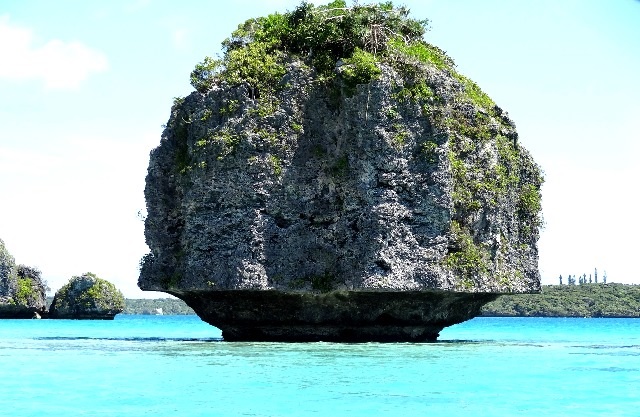 Monticule rocheux non loin de l'île des Pins
