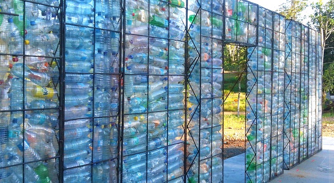 Murs en plastique ©plasticbottlevillage