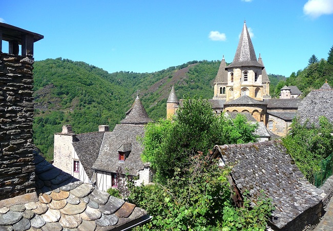 Le bourg médiéval de Conques parmi les plus beaux villages de France © DR