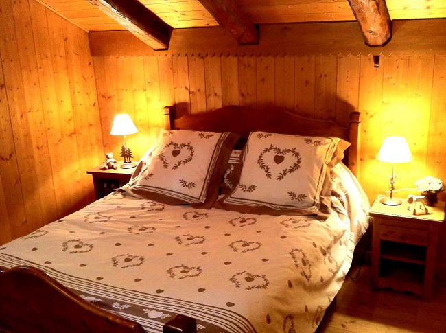 Chalet en bois avec chambre confortable