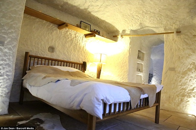 Chambre à coucher cosy dans le grotte ©Dailymail