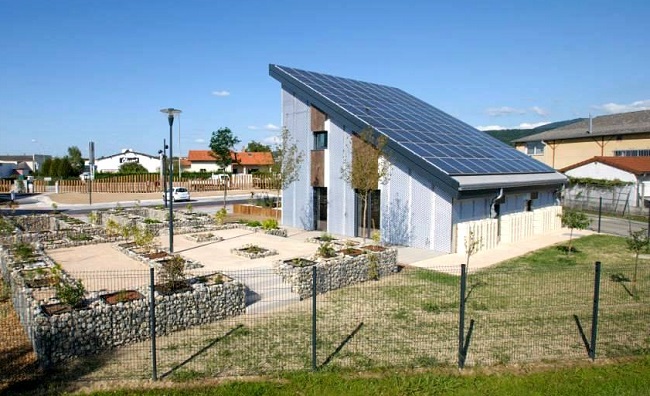 Maison autonome avec panneaux solaires Zest ©Groupe Brunet