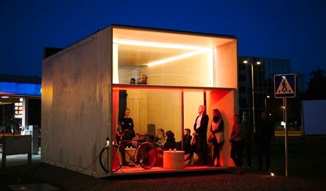 Maison autonome avec panneaux solaires ©Kodasema