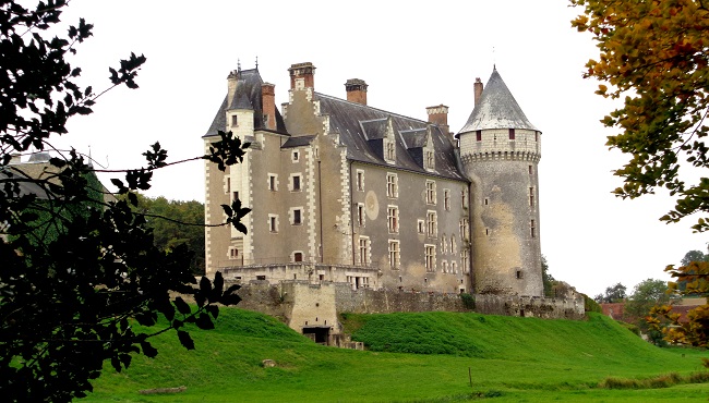 Majestueux château du Montpoupon