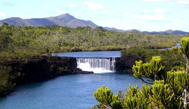 Majestueuse cascade de la Nouvelle-Calédonie