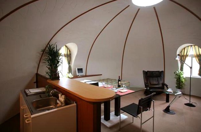 Intérieur d'une petite maison en forme d'igloo ©i-domehouse