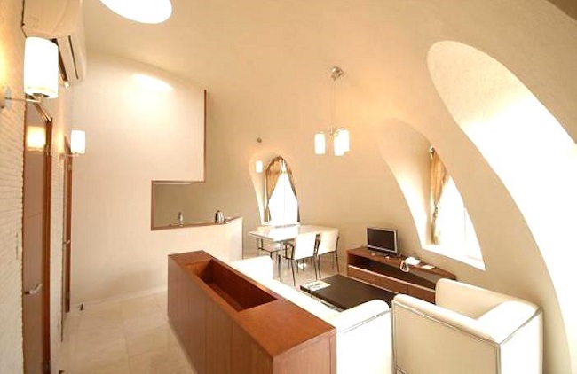 Salon lumineux dans maison en forme de dôme ©i-domehouse