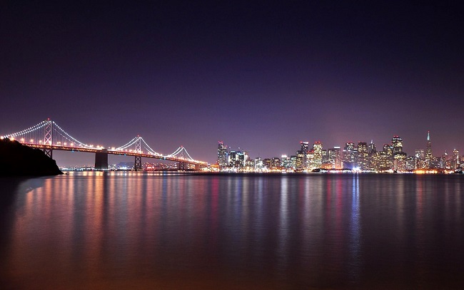 Vue du pont du Golden Gate et de San Francisco la nuit