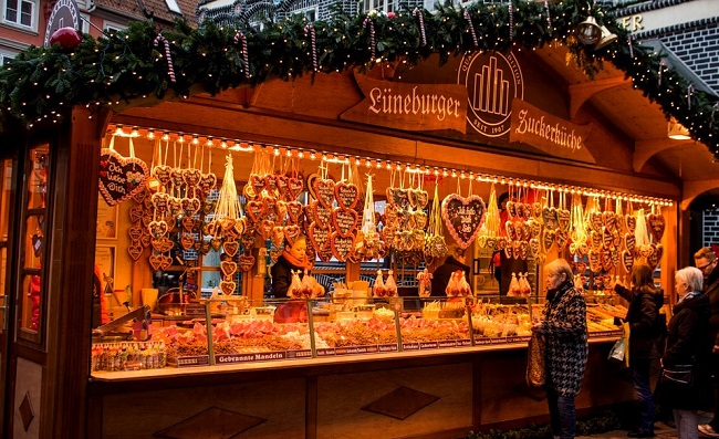 Chalet illuminé au marché de Noël de Nuremberg