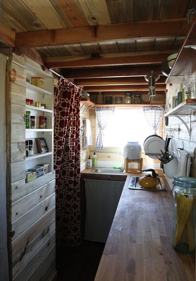 Mini-maison avec mini-cuisine © Tiny A story about living small