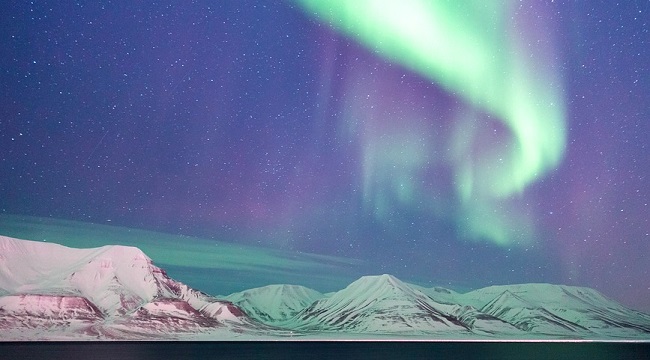 Aurore boréale sur l'île norvégienne de Svalbard