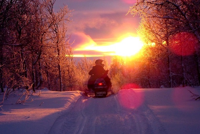 Ballade en scooter des neiges au coucher de soleil dans le massif vosgien