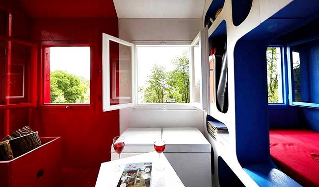 Intérieur de la tiny house aux couleurs de la France ©pin-up house