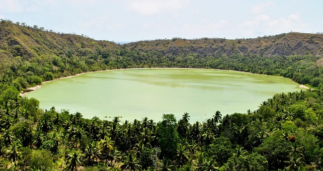 Lac de Dziani dans un cratère de volcan à Mayotte