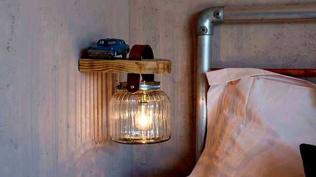 Lit et lampe de chevet recyclés de Max McMurdo © Reestore et Reetainer