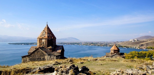 Monastère au bord du lac de Sevan en Arménie