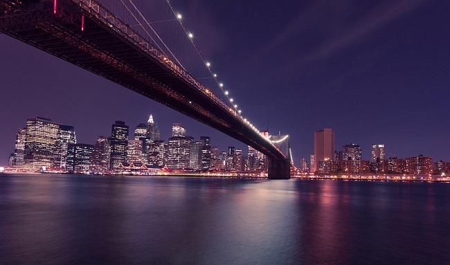 Pont de Brooklyn et vue de la ville de New York la nuit