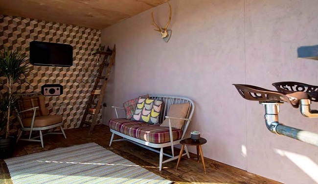 Salon composé de mobilier recyclé © Reestore et Reetainer