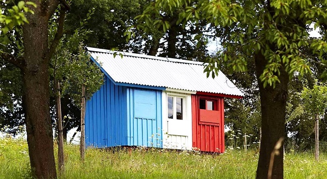 Tiny House France une mini maison pas chère aux couleurs du drapeau français ©pin-up house