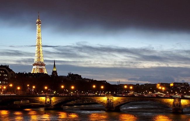 Vue de la Tour Eiffel à Paris parmi les villes françaises