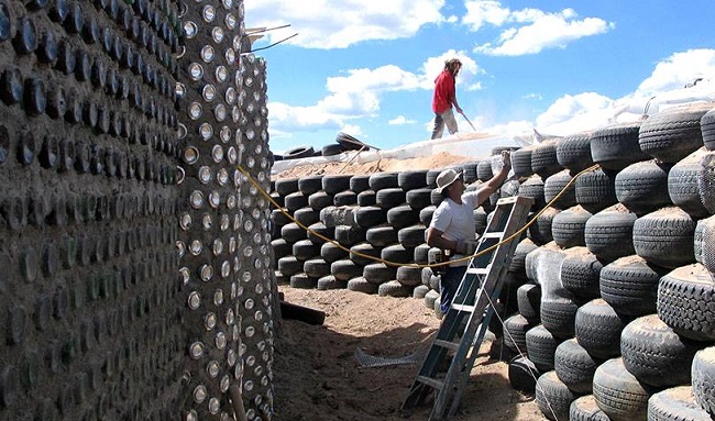 construction d'un earthship © Kirsten Jacobsen, Earthship Biotecture