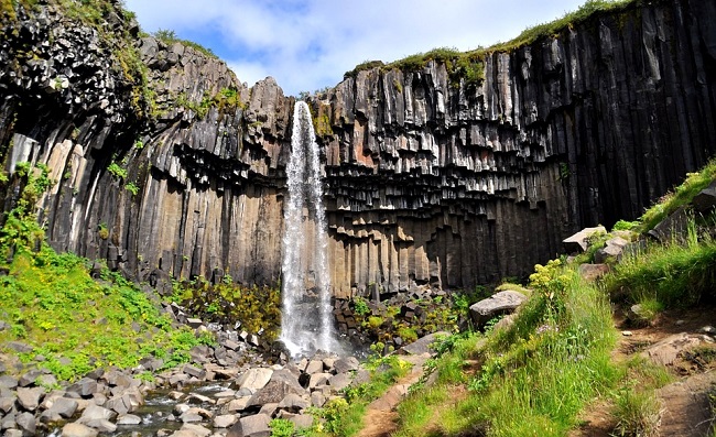 Chute d'eau de Svartifoss en Islande