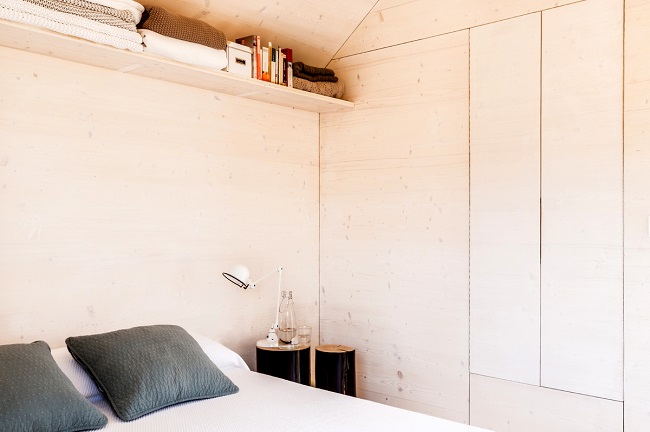 Jolie chambre dans une mini-maison transportable © Juan Baraja