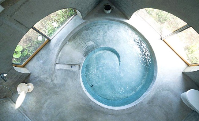 Magnifique piscine en forme de spirale au coeur de la maison Jikka ©Takumi Ota