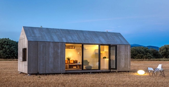 Mini-maison écologique et transportable au coucher du soleil