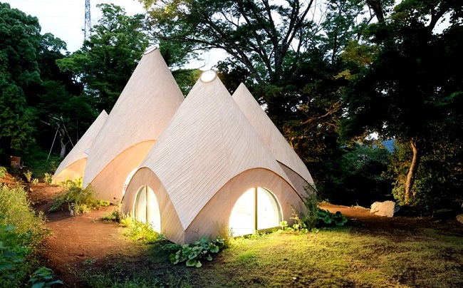 Une maison en forme de tipi dans une forêt japonaise ©Takumi Ota