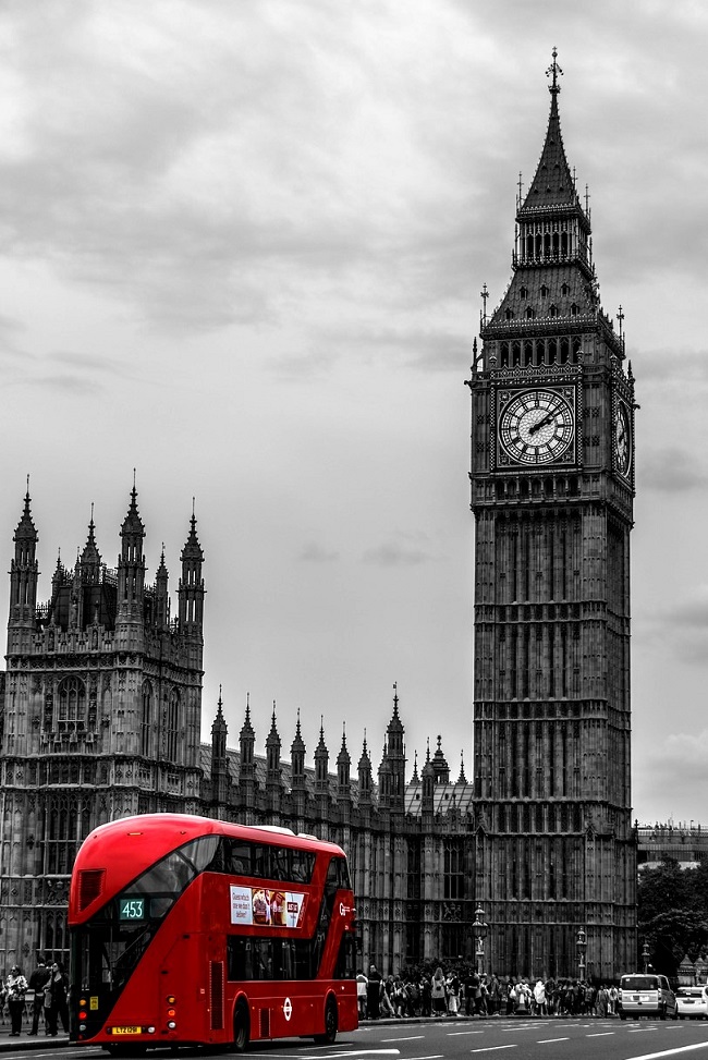 Une vue de Big Ben et d'un bus à impériale à Londres