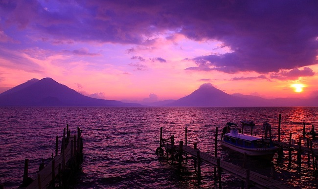 Coucher de soleil sur le lac Atitlán au Guatemala, une des choses à voir pendant votre week-end pas cher au Guatemala