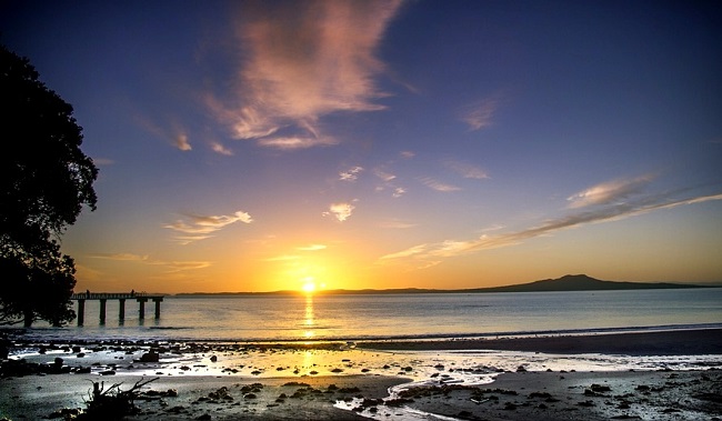 Lever du soleil sur l'une des plages à proximité d'Auckland