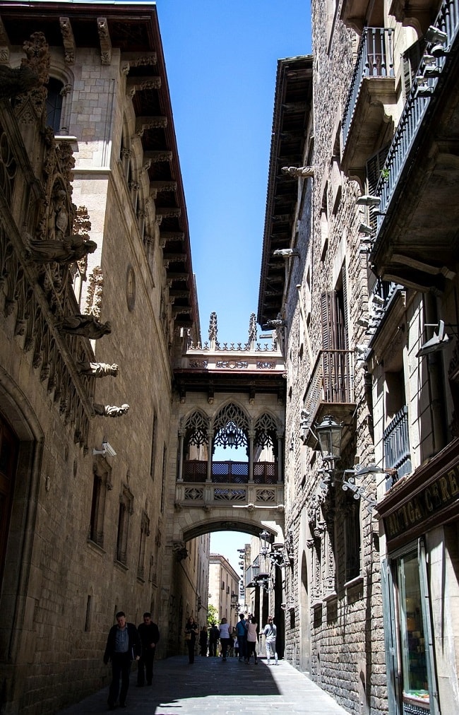 Architecture Gothique d'une rue de Barcelone
