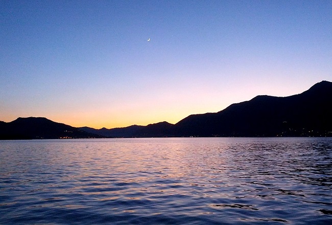 Coucher du soleil sur le lac d'Iseo lacs du nord de l’Italie © Toploc