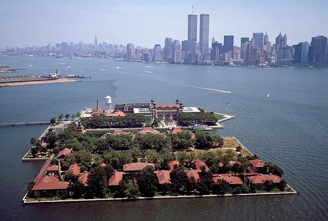 Ellis Island, une île située à l'embouchure de l'Hudson à New York