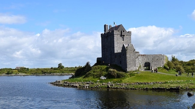 Le Château de Dunguaire vous accueille pour des banquets médiévaux pendant votre séjour pas cher en Irlande