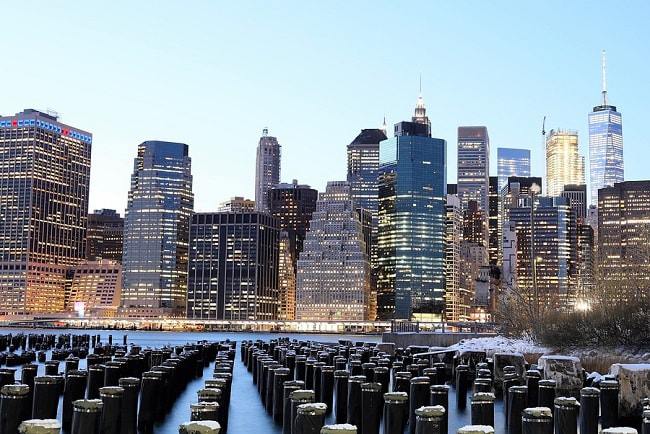 Les gratte-ciels du quartier des affaires parmi les monuments de New-York