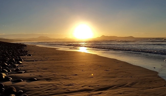 Lever de soleil à admirer pendant vos vacances aux Canaries, sur une plage de Lanzarote
