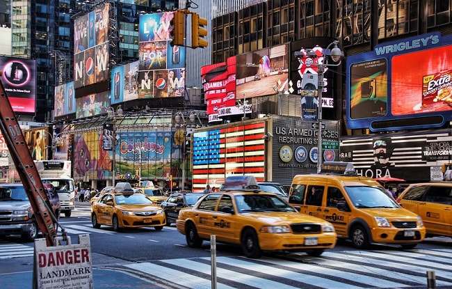 Times square et ses taxis taxis Newyorkais
