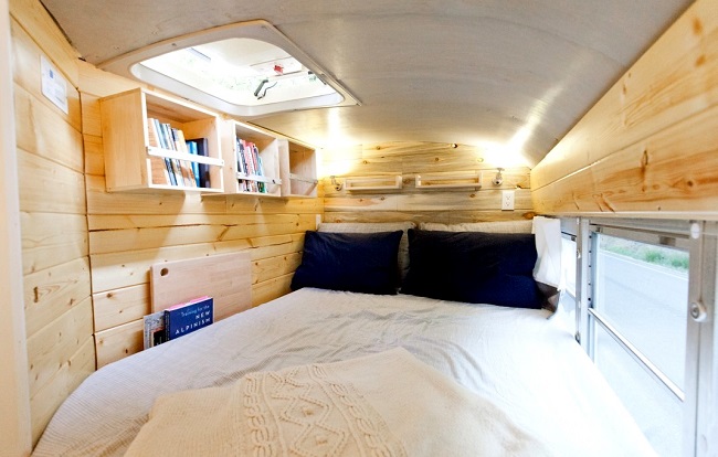 Un grand lit deux places situé au fond du bus scolaire © outsidefound.com