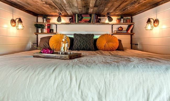 Un véritable lit douillet pour deux personnes © New Frontier Tiny Homes