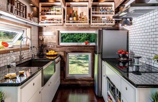 Une cuisine parfaitement agencée avec plan de travail en marbre © New Frontier Tiny Homes