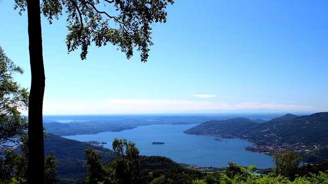 Une vue du lac Majeure depuis les hauteurs
