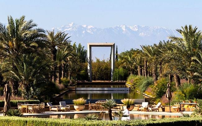 Vue magnifique sur l'Atlas depuis le jardin du Mandarin Oriental pour visiter Marrakech © Mandarin Oriental