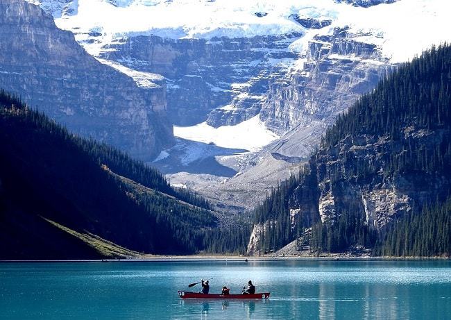 Balade en canoë sur le Lac Louise en Alberta dans le parc national de Banff © DR