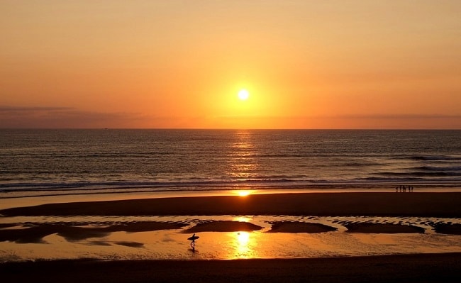 Coucher de soleil sur la plage de Biscarrosse à admirer pendant vos vacances dans les Landes